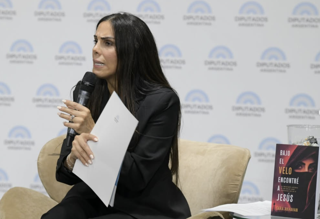 Sara Akhavan durante la presentación de su libro en un auditorio del Congreso de la Nación Argentina